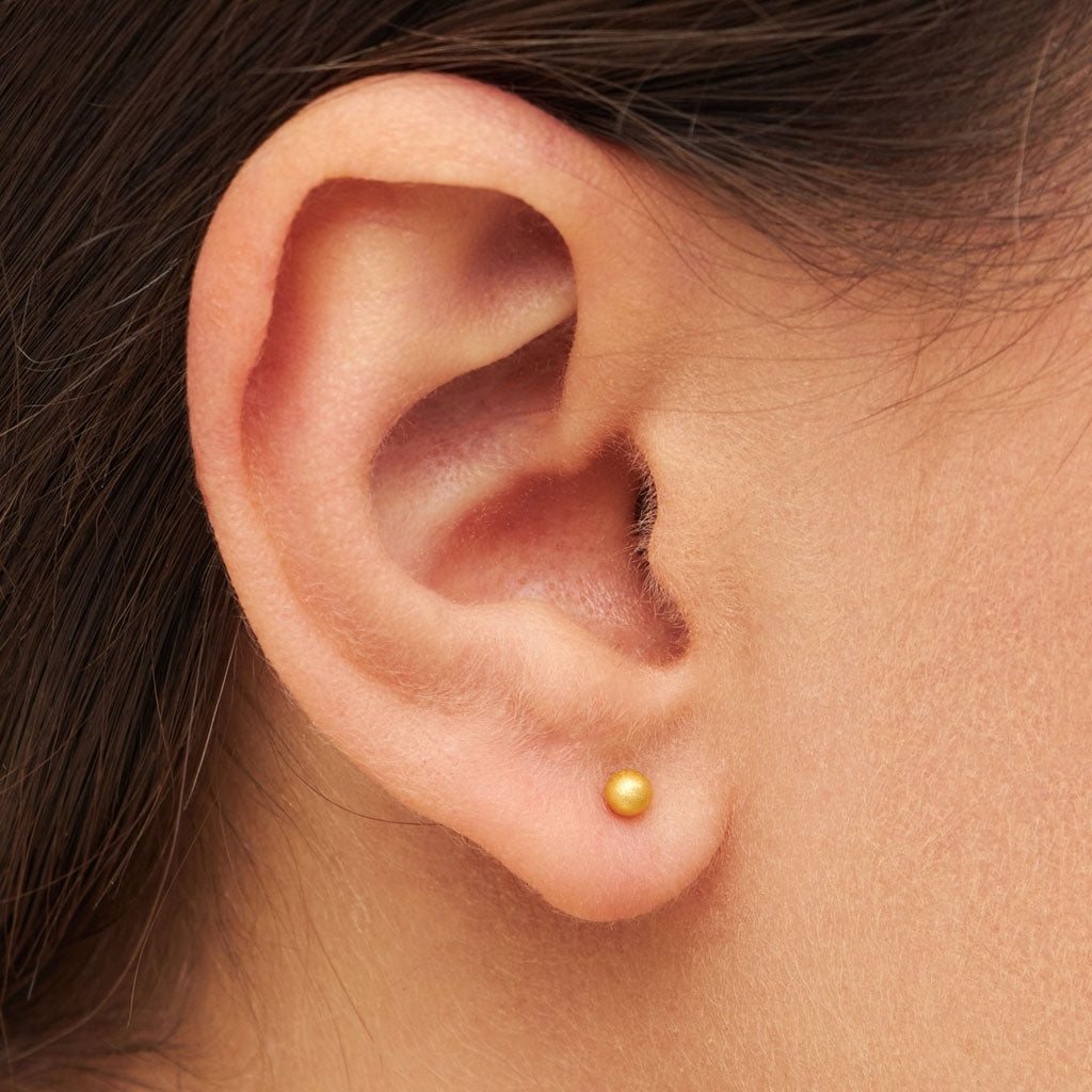 LULU Copenhagen Ball Brushed örhänge 1 st Ear stud, 1 pcs Guldpläterad