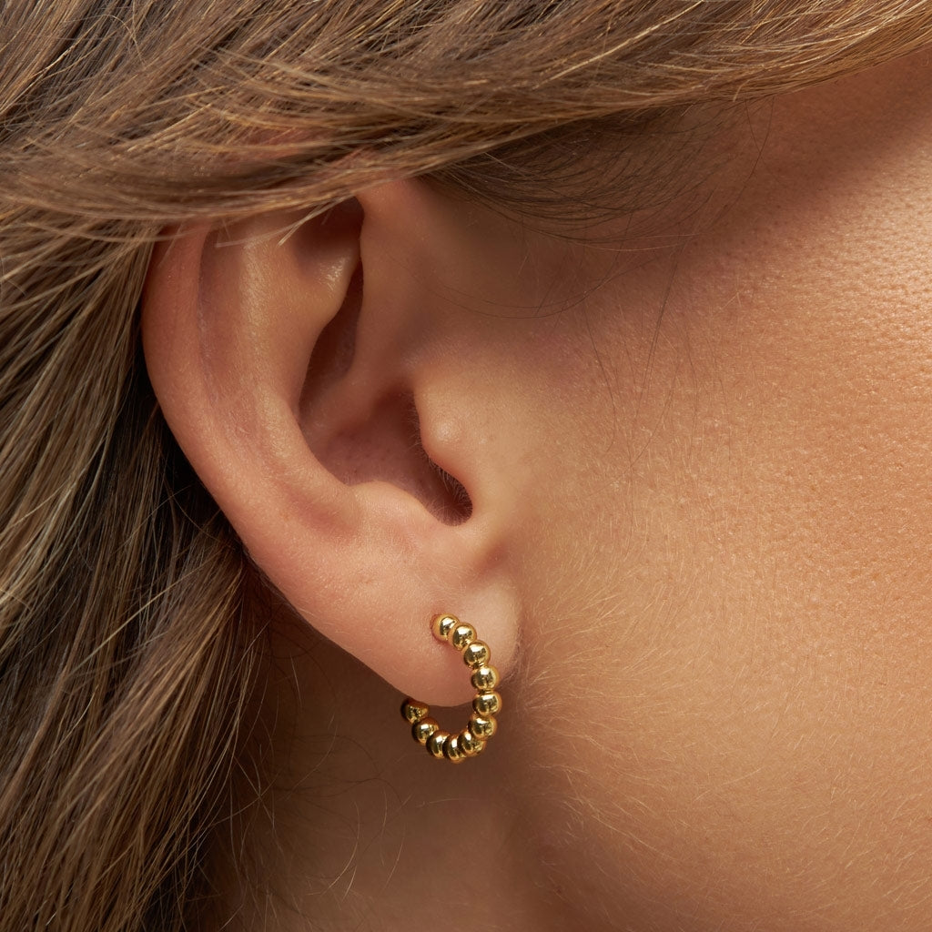 LULU Copenhagen Color Ball Hoops Small par Hoops GuldplÀterad