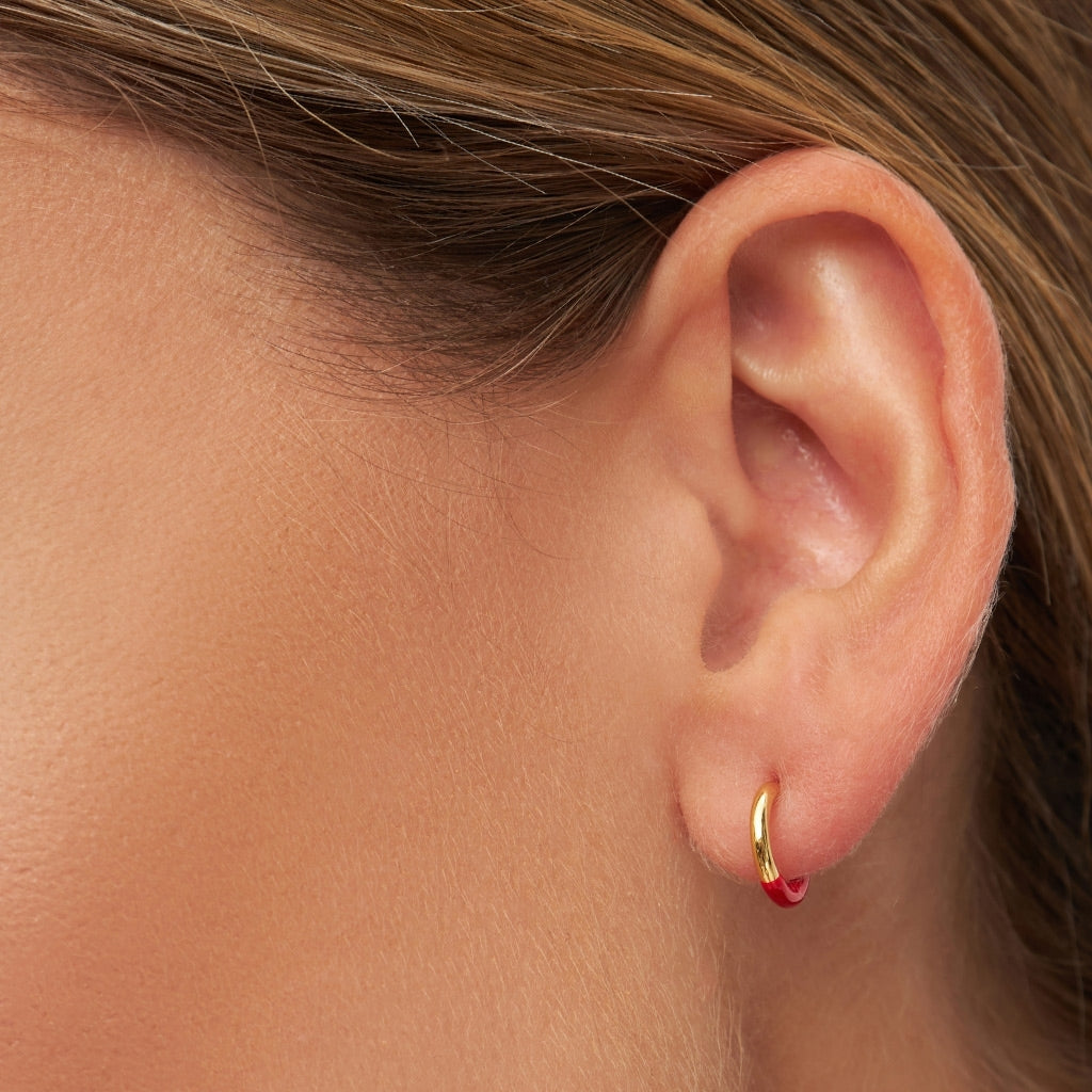 LULU Copenhagen Color Hoop Half Dip 1 st guldpläterad Hoops Passion Red