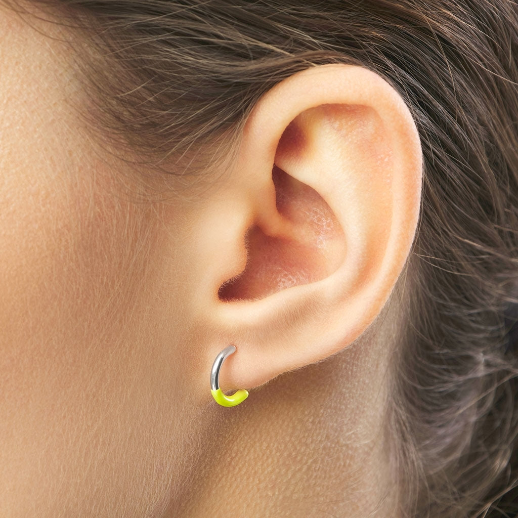 LULU Copenhagen Color Hoop Half Dip 1 st silverplÀterad Hoops Wild Lime