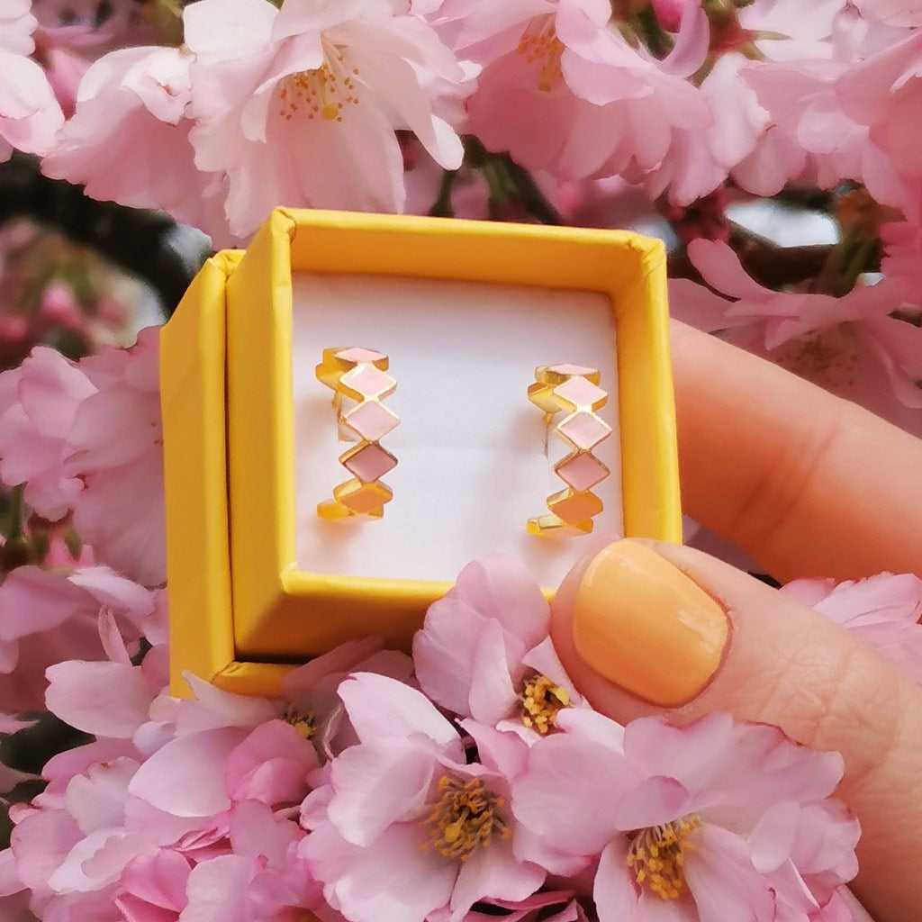 LULU Copenhagen Confetti Hoops Par guldpläterad Hoops Ljusrosa