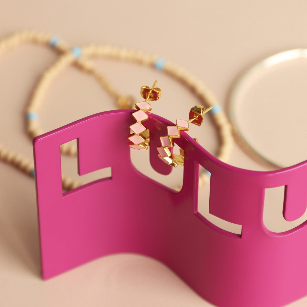 LULU Copenhagen Confetti Hoops Par guldpläterad Hoops Ljusrosa