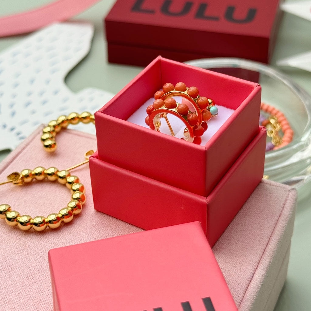 LULU Copenhagen Flower Hoops Stone Par guldplateräd Hoops Koralldjur