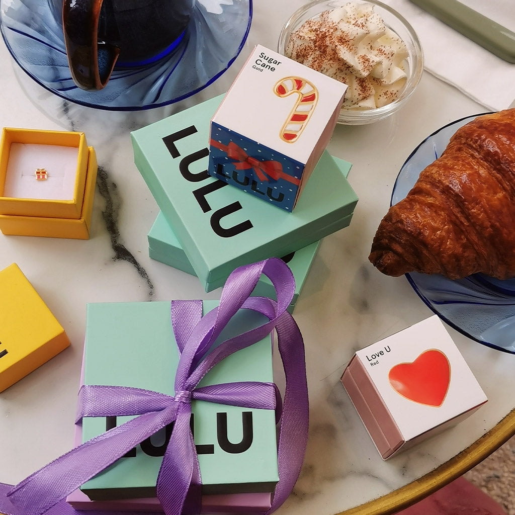 LULU Copenhagen Love U örhÀnge 1 st Ear stud, 1 pcs Röd