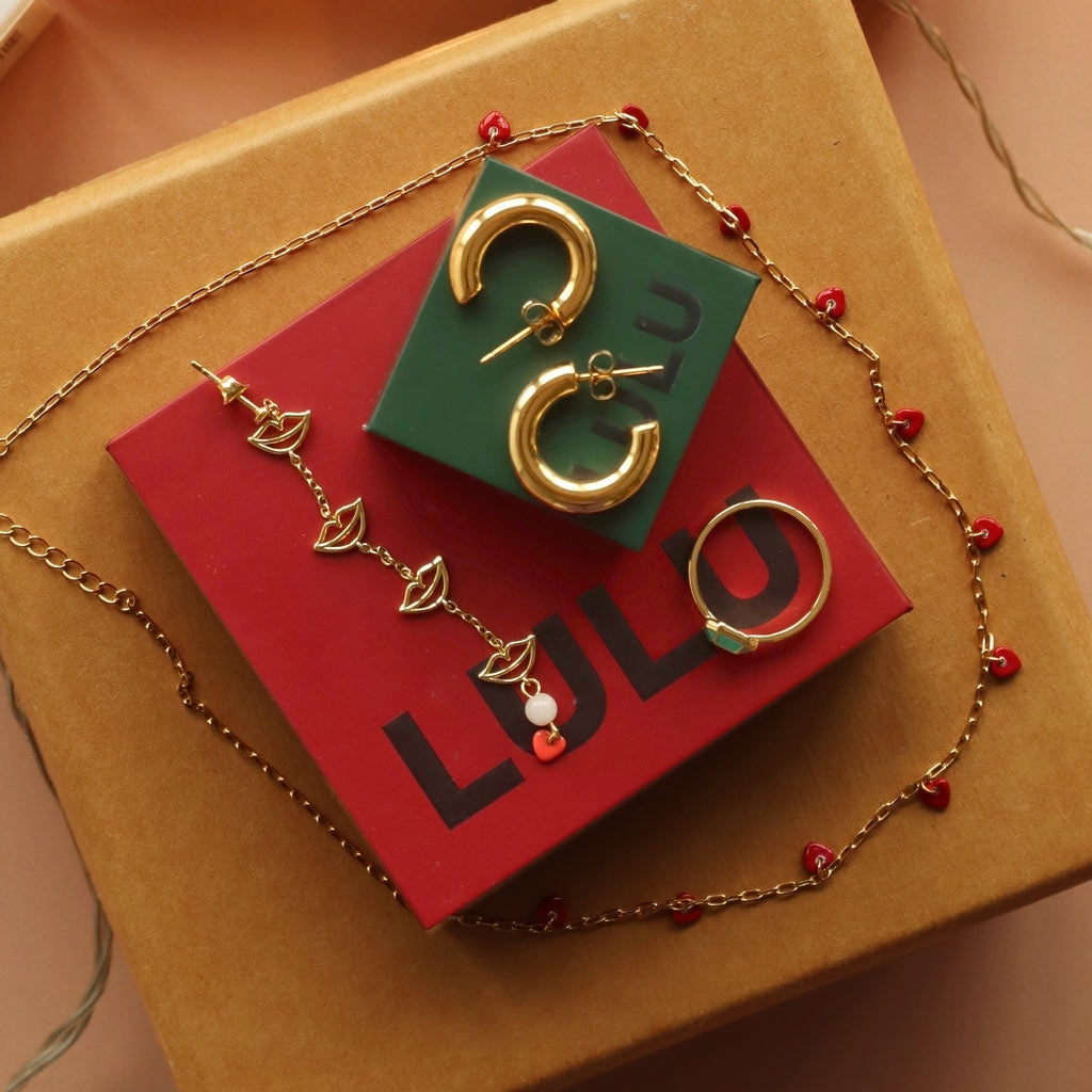 LULU Copenhagen Love U Halsband guldpläterad Necklaces Passion Red
