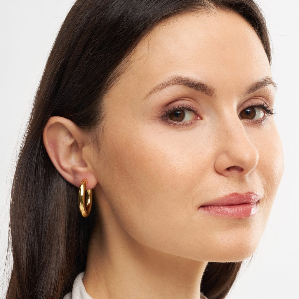 LULU Copenhagen Non Hoops Chunky Medium par skinande Hoops Guldpläterad