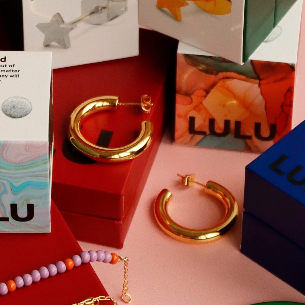 LULU Copenhagen Non Hoops Chunky Medium par skinande Hoops GuldplÀterad