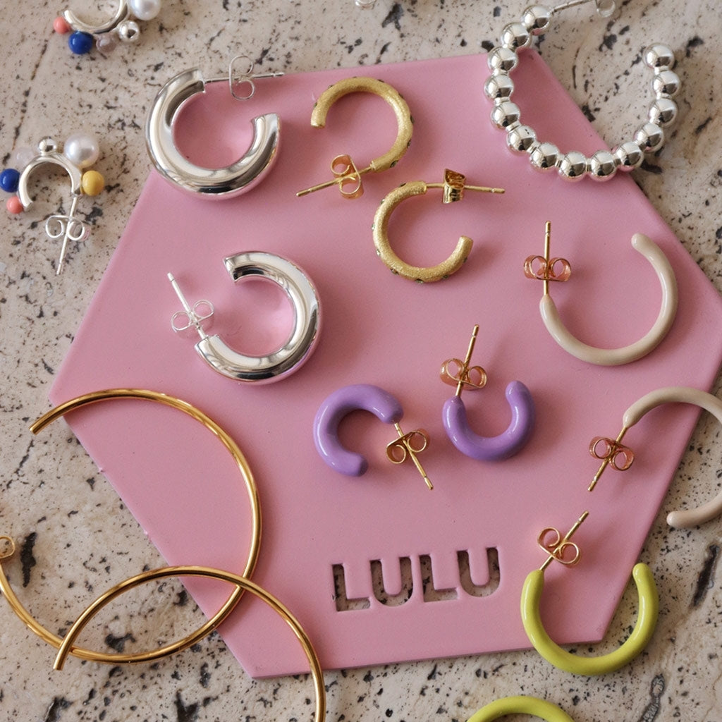 LULU Copenhagen Non Hoops Chunky Small par skinande Hoops Silver Plated