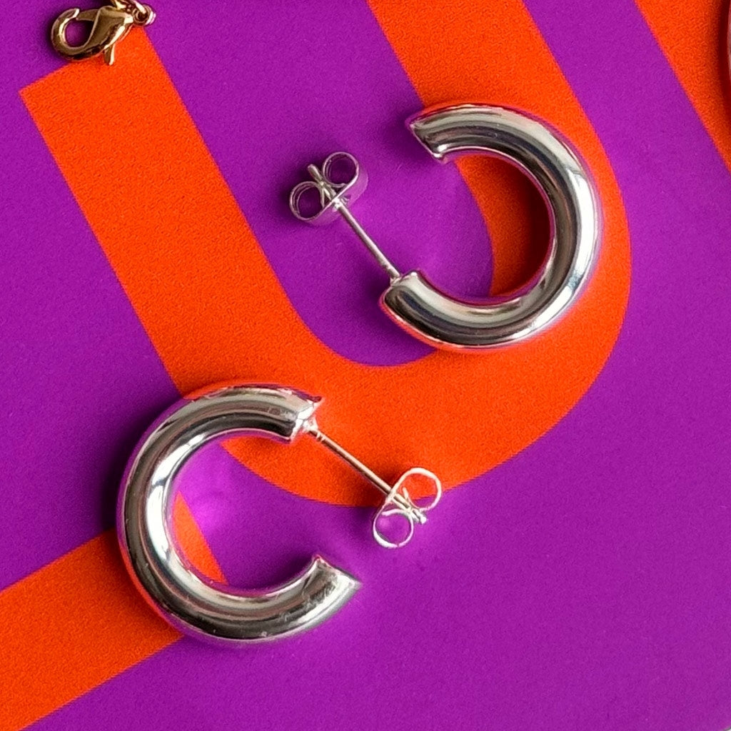 LULU Copenhagen Non Hoops Chunky Small par skinande Hoops Silver Plated