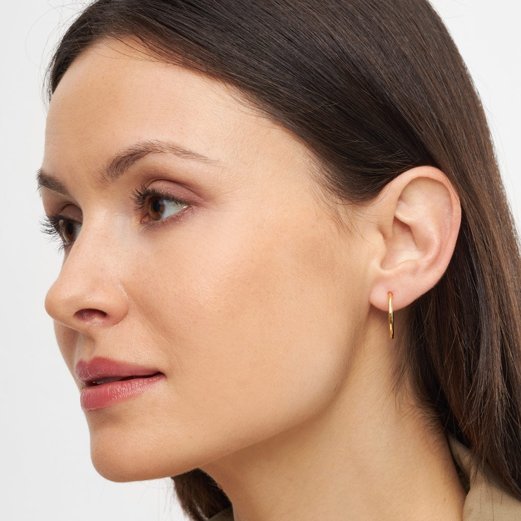 LULU Copenhagen Non Hoops Medium par skinande Hoops Guldpläterad