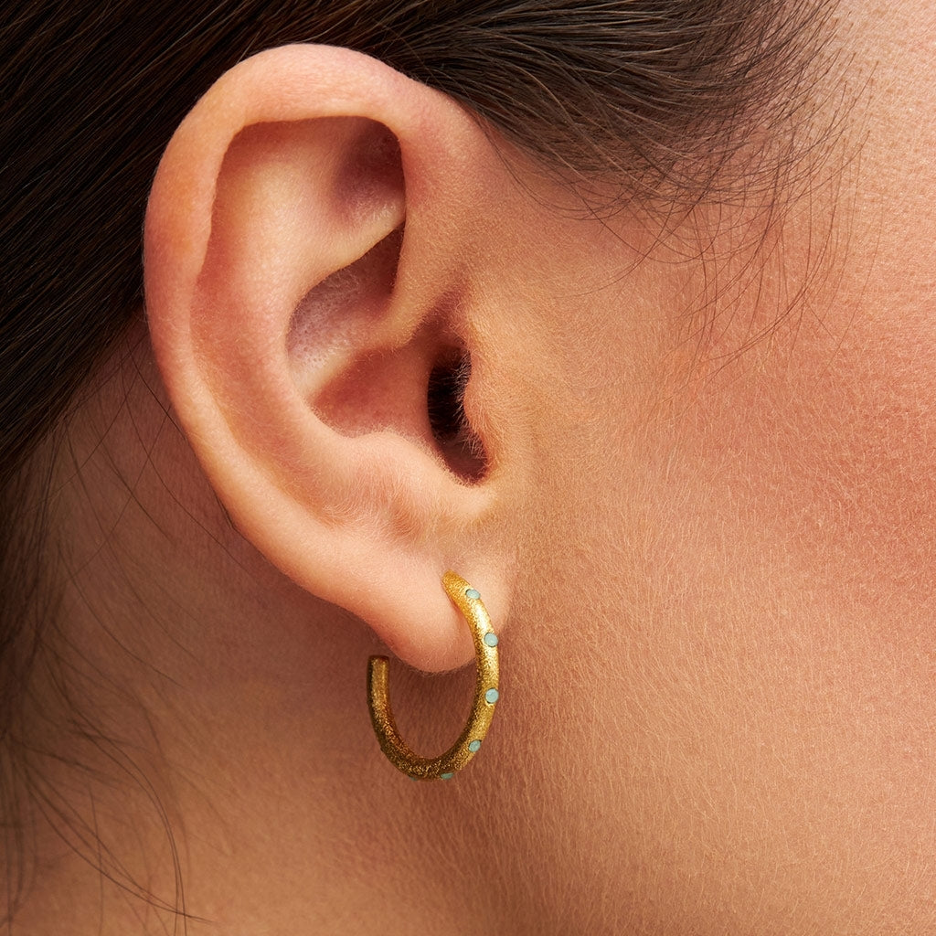 LULU Copenhagen OMG Hoops Medium par guldplÀterad Hoops Ljusgrön