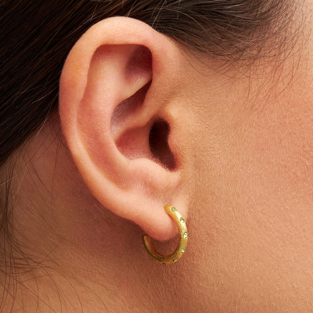 LULU Copenhagen OMG Hoops Small par guldpläterad Hoops Crystal Green