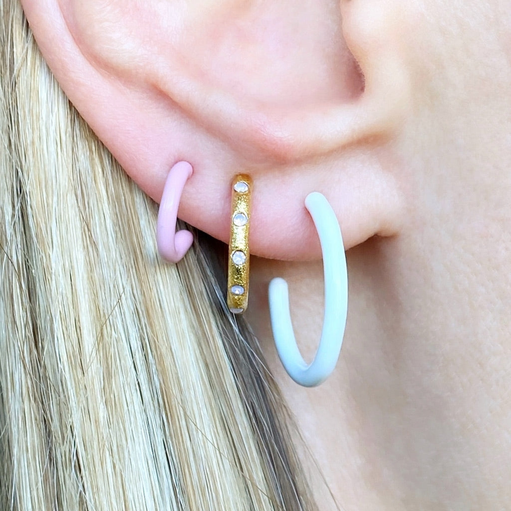 LULU Copenhagen OMG Hoops Small par guldplÀterad Hoops