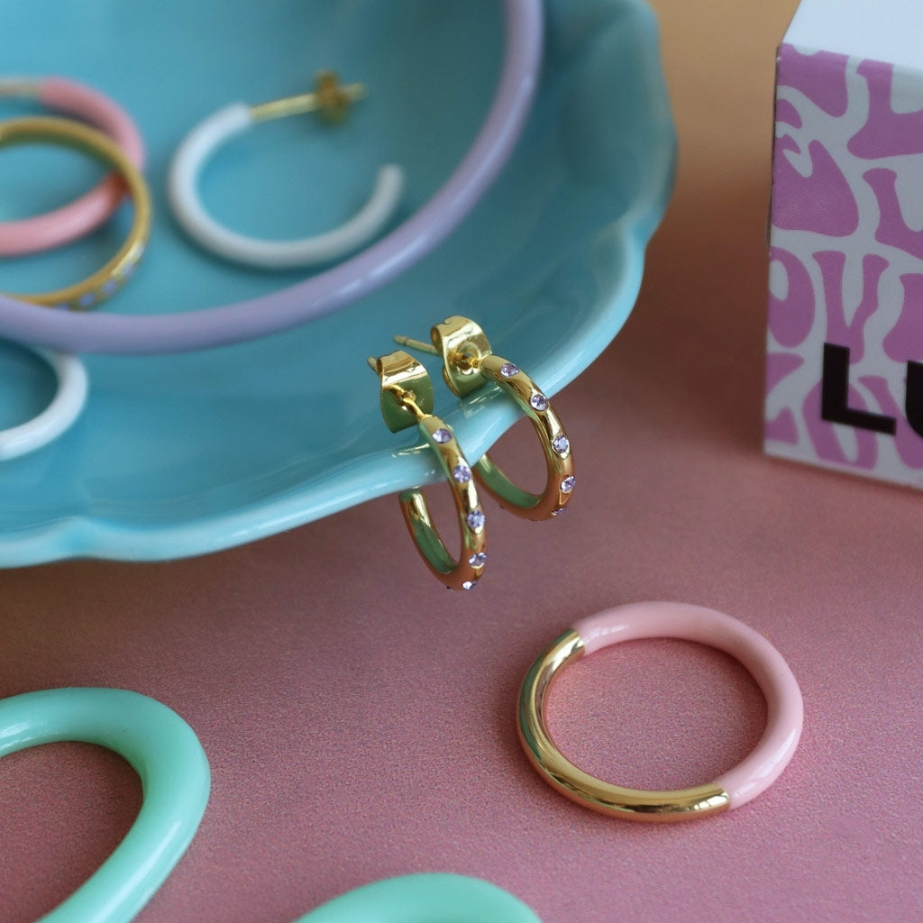 LULU Copenhagen OMG Hoops Small par guldplÀterad Hoops Violett