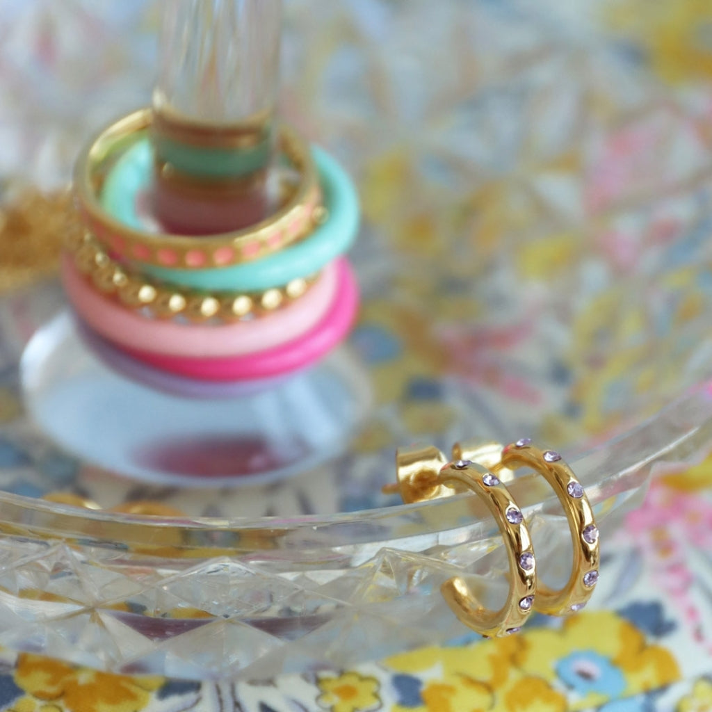 LULU Copenhagen OMG Hoops Small par guldplÀterad Hoops Violett