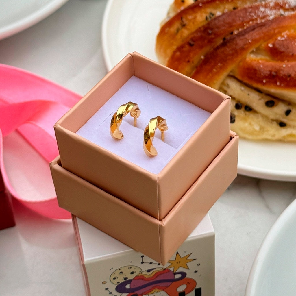 LULU Copenhagen Swirl Hoops Small par Hoops GuldplÀterad