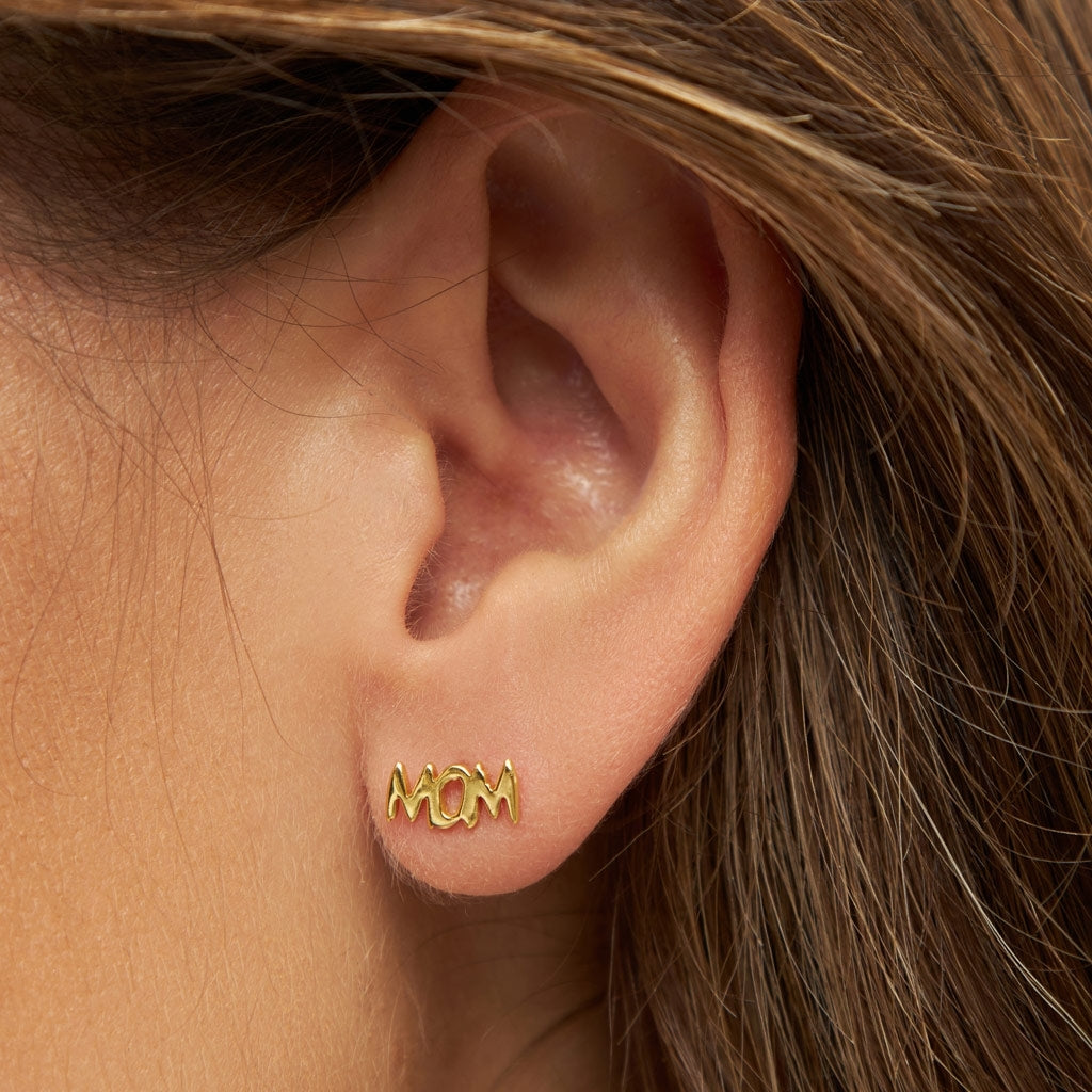 LULU Copenhagen Word Mom örhÀnge 1 st Ear stud, 1 pcs GuldplÀterad