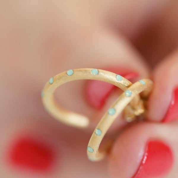 LULU Copenhagen OMG Hoops Small par guldplÀterad Hoops Ljusrosa - Video preview