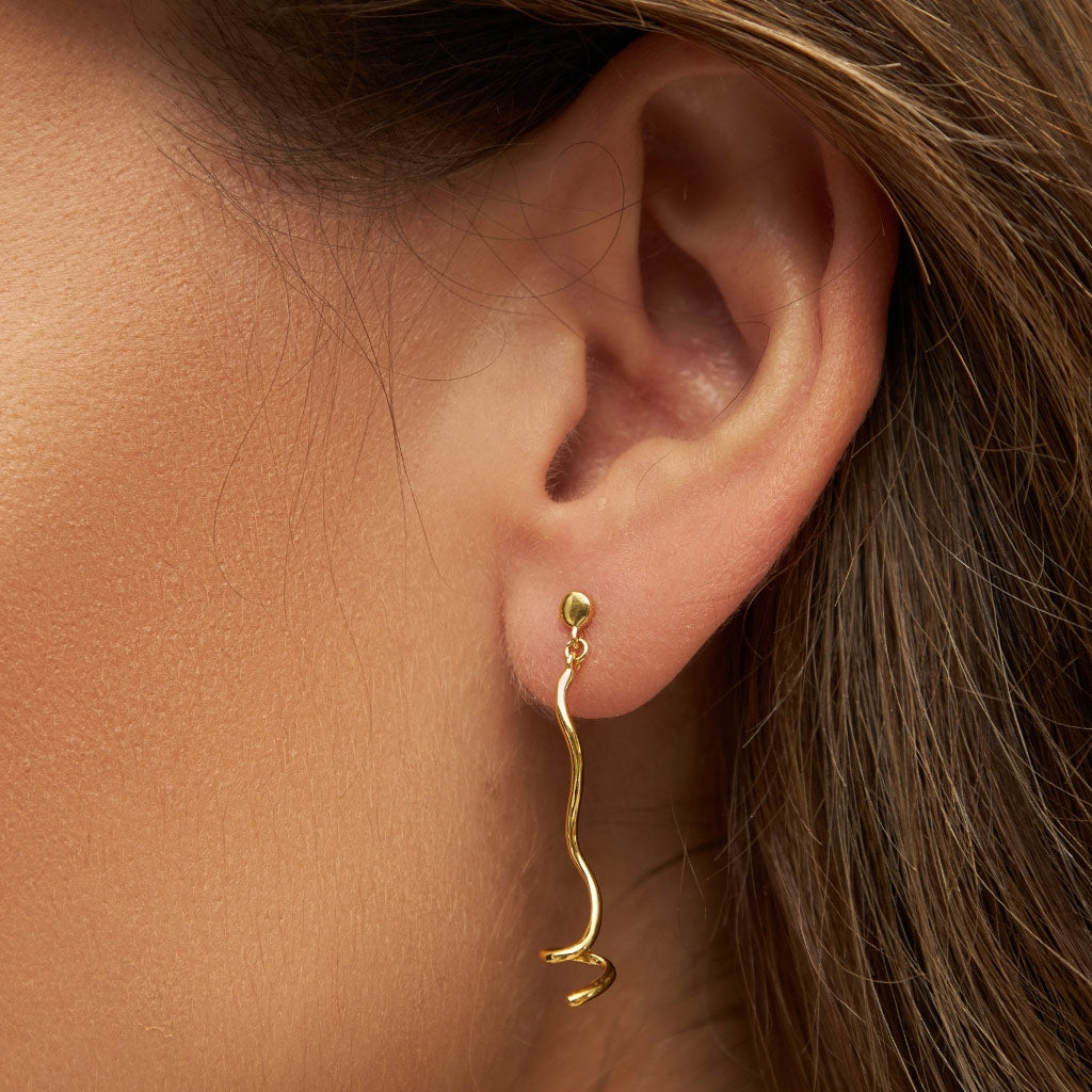 LULU Copenhagen Topping Short Swirl örhÀnge 1 st Ear stud, 1 pcs GuldplÀterad
