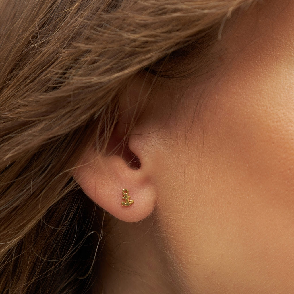 LULU Copenhagen Anchor örhänge 1 st Ear stud, 1 pcs Guldpläterad