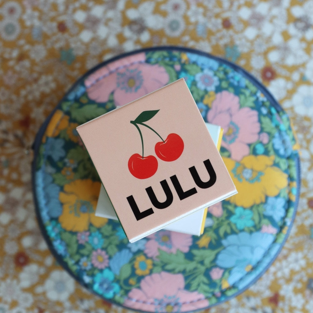 LULU Copenhagen Cherry örhänge 1 st Ear stud, 1 pcs Rubinröd