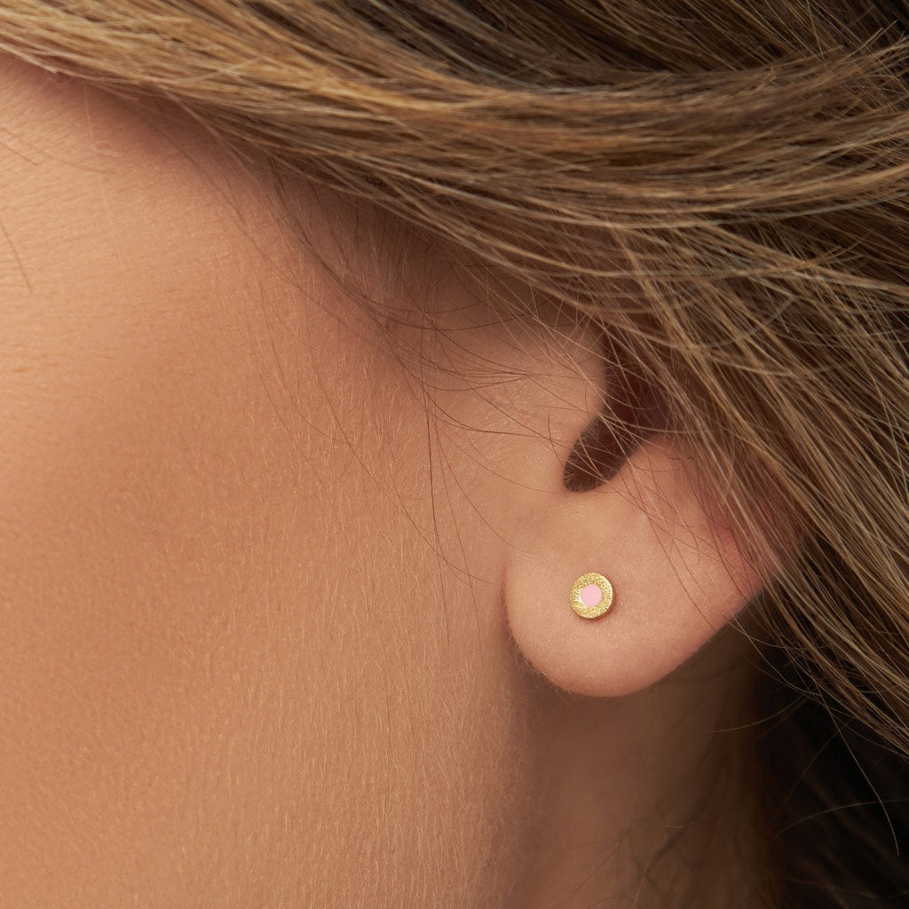 LULU Copenhagen Circle Small örhänge 1 st guldpläterad Ear stud, 1 pcs Pink