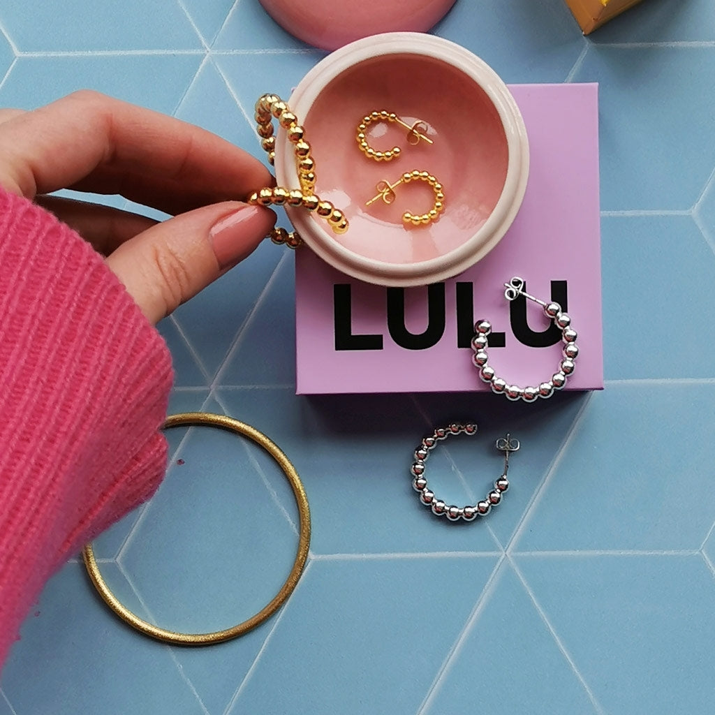 LULU Copenhagen Color Ball Hoops Small par Hoops Guldpläterad