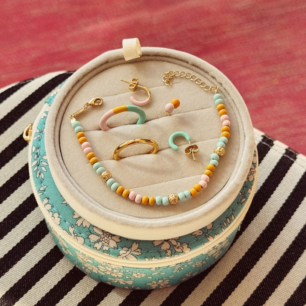 LULU Copenhagen Color Hoop Half Dip 1 st guldpläterad Hoops Ljusrosa