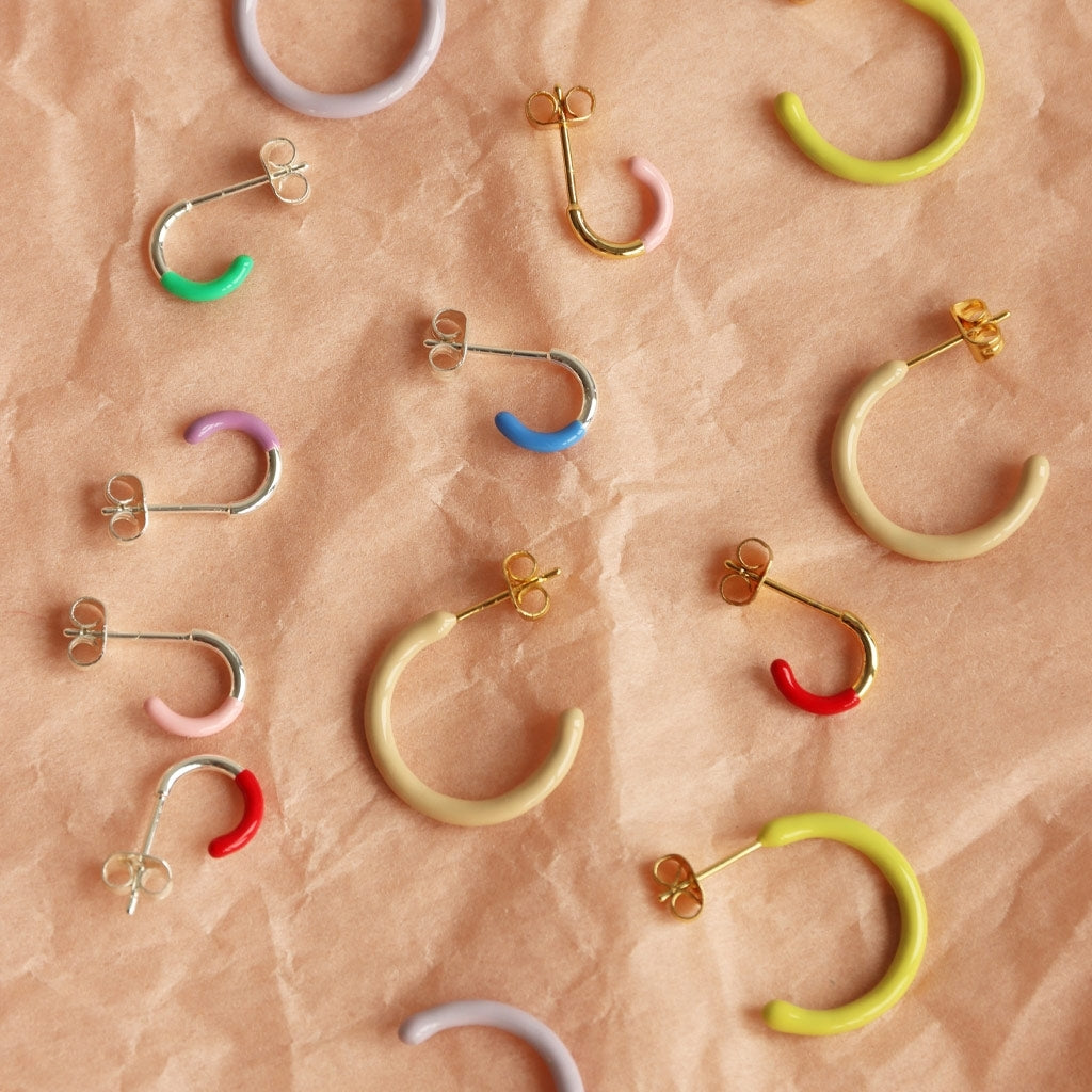 LULU Copenhagen Color Hoop Half Dip 1 st guldpläterad Hoops Passion Red