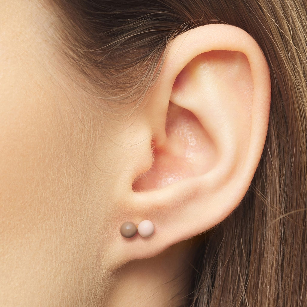 LULU Copenhagen Double Color Ball örhänge 1 st Ear stud, 1 pcs Mocha Mousse/Dusty Peach