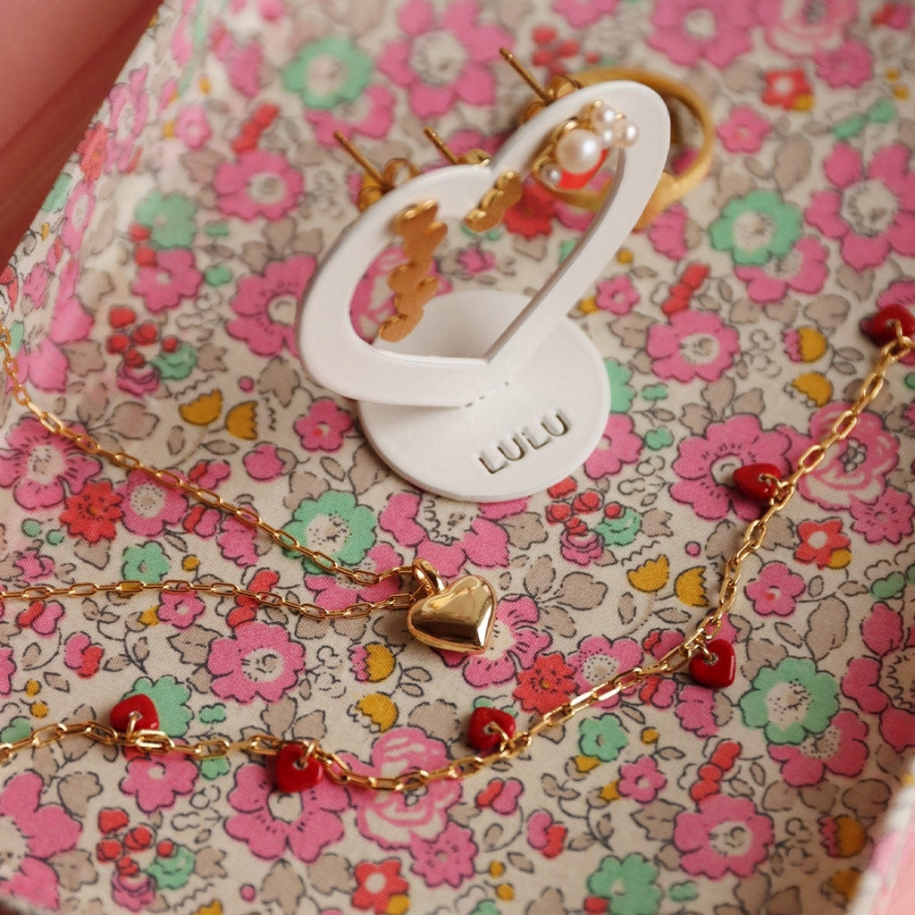 LULU Copenhagen Love U Halsband guldpläterad Necklaces Passion Red