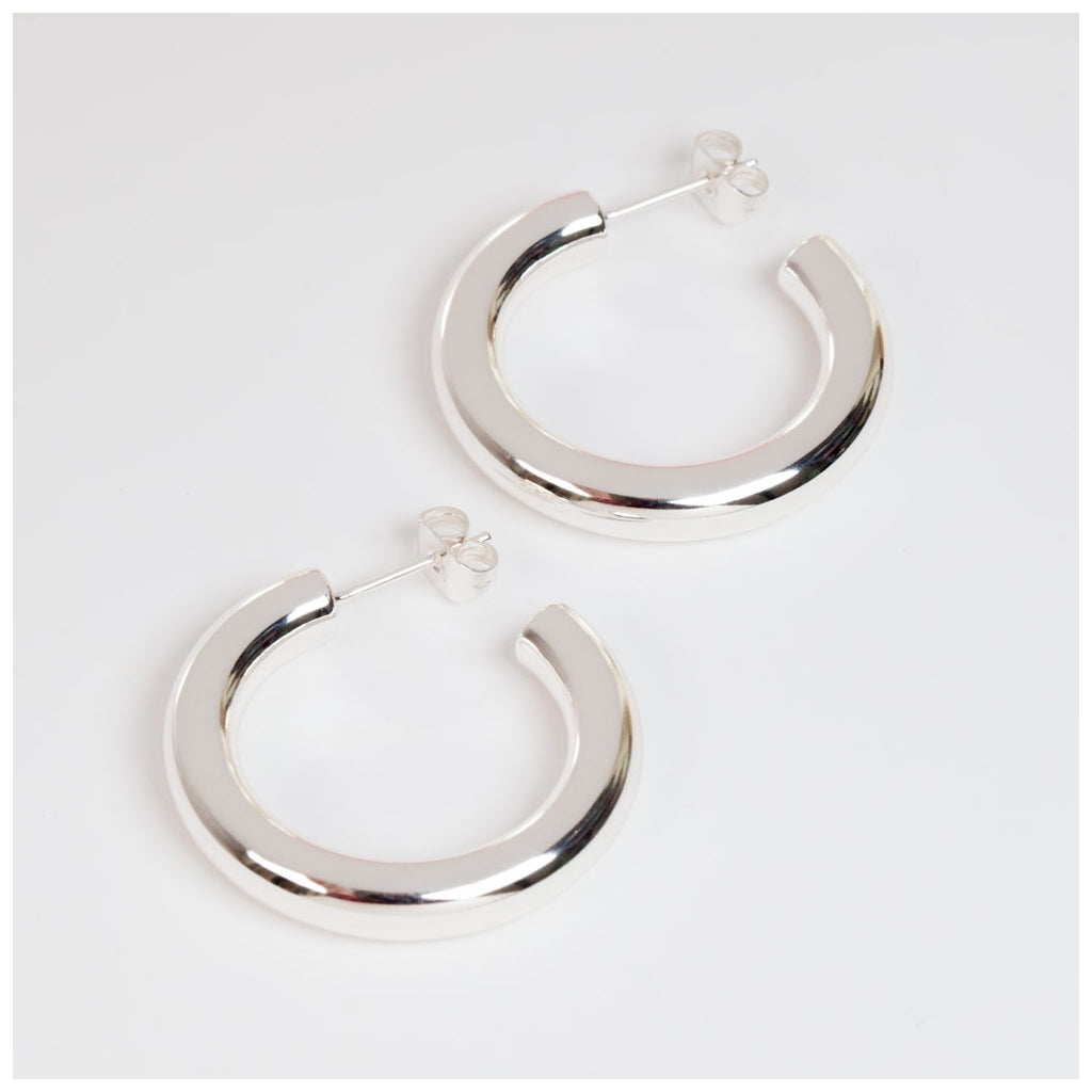 LULU Copenhagen Non Hoops Chunky Medium par skinande Hoops Silver Plated