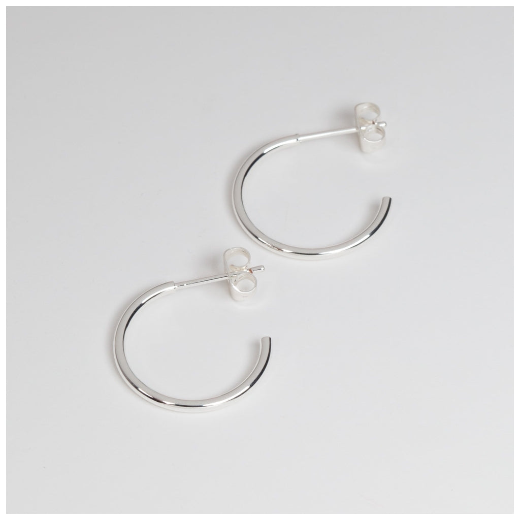 LULU Copenhagen Non Hoops Medium par skinande Hoops Silver Plated