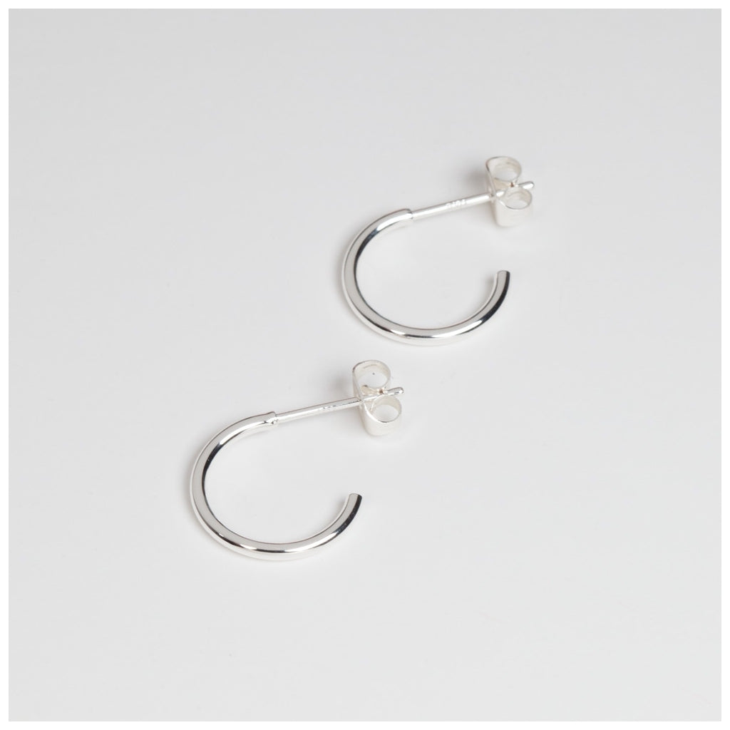 LULU Copenhagen Non Hoops Small par skinande Hoops Silver Plated