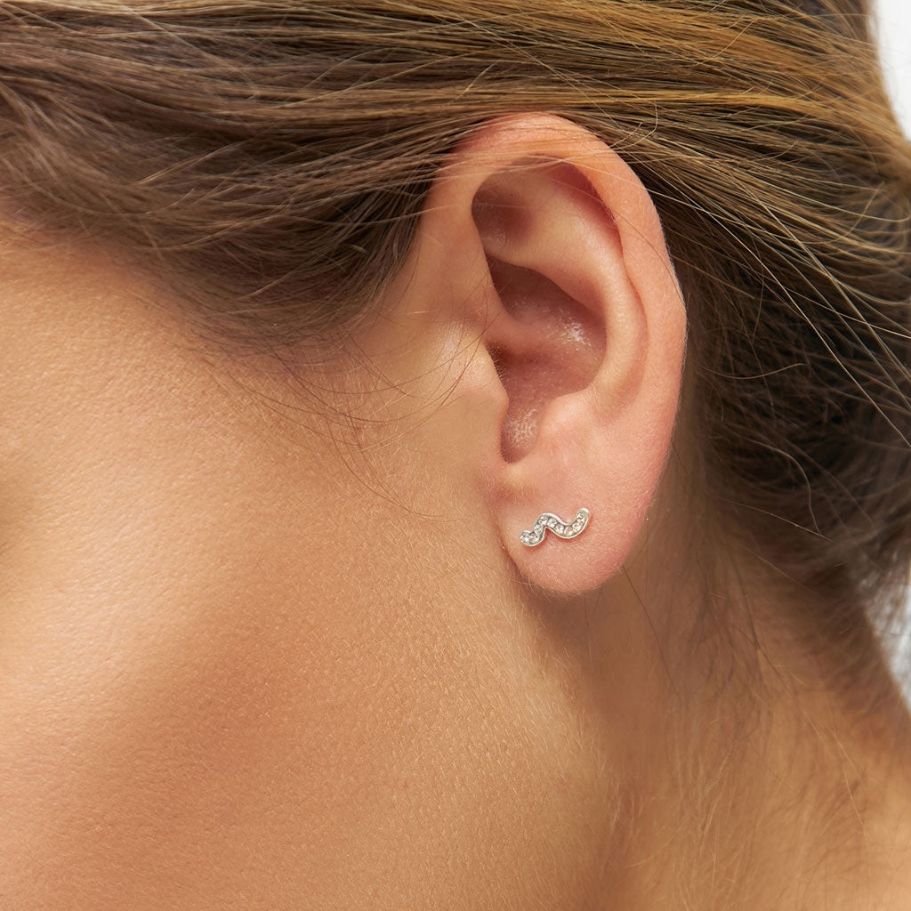 LULU Copenhagen Snaky örhänge 1 st silverpläterad Ear stud, 1 pcs Vit