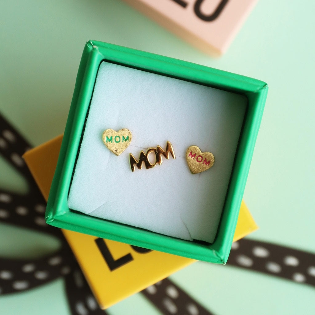 LULU Copenhagen Word Mom örhänge 1 st Ear stud, 1 pcs Guldpläterad