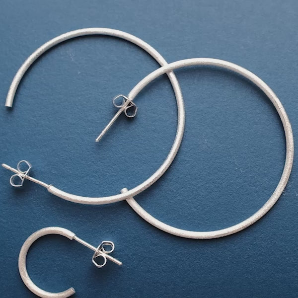LULU Copenhagen Non Hoops Large paar Hoops Guldpläterad - Video preview