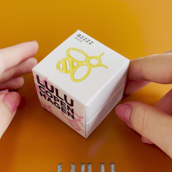 LULU Copenhagen Bzzzz örhänge 1 st Ear stud, 1 pcs Guldpläterad - Video preview