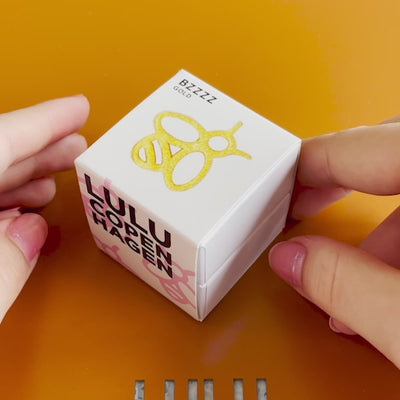 LULU Copenhagen Bzzzz örhänge 1 st Ear stud, 1 pcs Guldpläterad