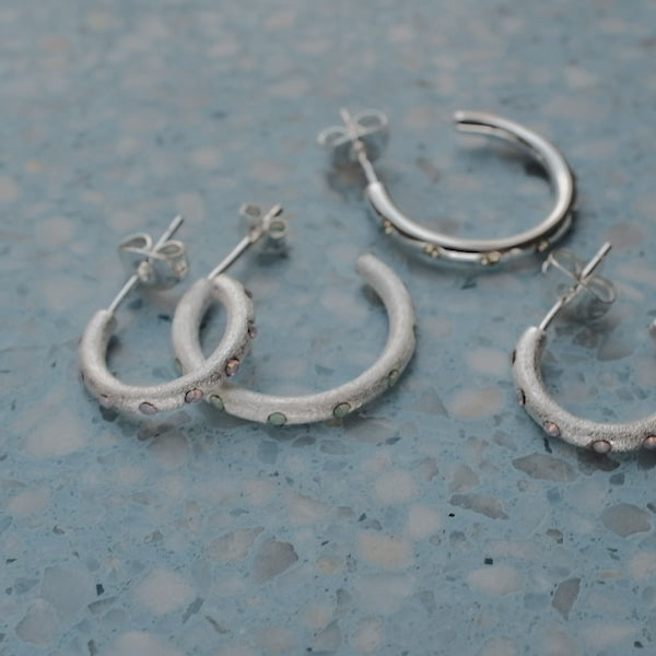 LULU Copenhagen OMG Hoops Small par silverpläterad Hoops Violett - Video preview