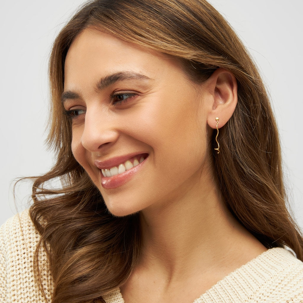 LULU Copenhagen Topping Short Swirl örhänge 1 st Ear stud, 1 pcs Guldpläterad
